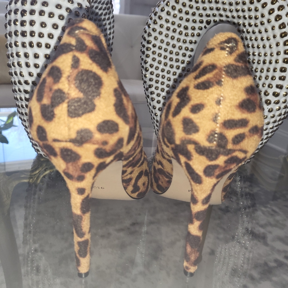 ON-TREND Designer Neiman Marcus Suede Animal Print Pumps. Perfect for many uses!